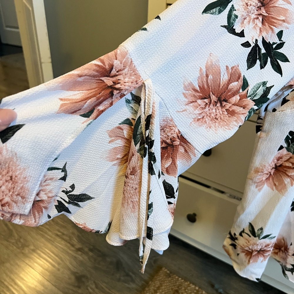 Floral Blouse with retro arm flare! Suzy Shier 1XL